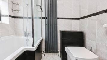 Dusj, hårføner, håndklær og såpe