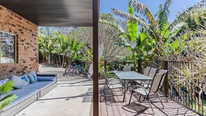 تناول الطعام بالخارج