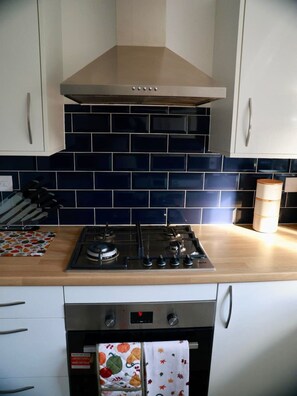 Private kitchen - Modern 3BR | Near Mote Park | Wi-Fi & Free Parking (Maidstone)