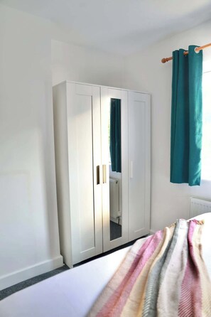 3 bedrooms, iron/ironing board, WiFi, bed sheets - Modern 3BR | Near Mote Park | Wi-Fi & Free Parking (Maidstone)