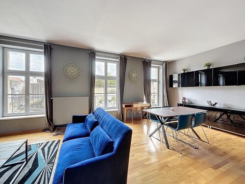 Apartment, high standard, view of the Cathedral and Temple Neuf, with parking lot