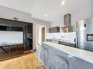 Een microgolfoven, een oven, een kookplaat, een vaatwasser