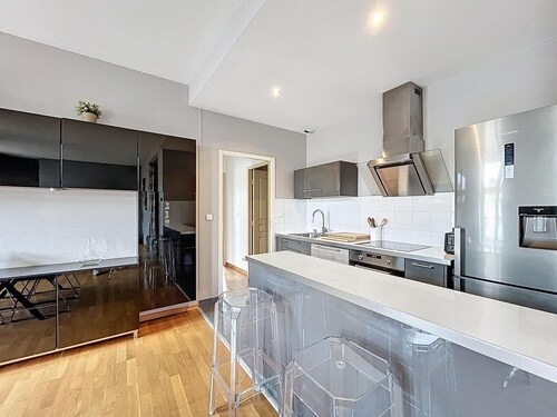 Apartment, high standard, view of the Cathedral and Temple Neuf, with parking lot