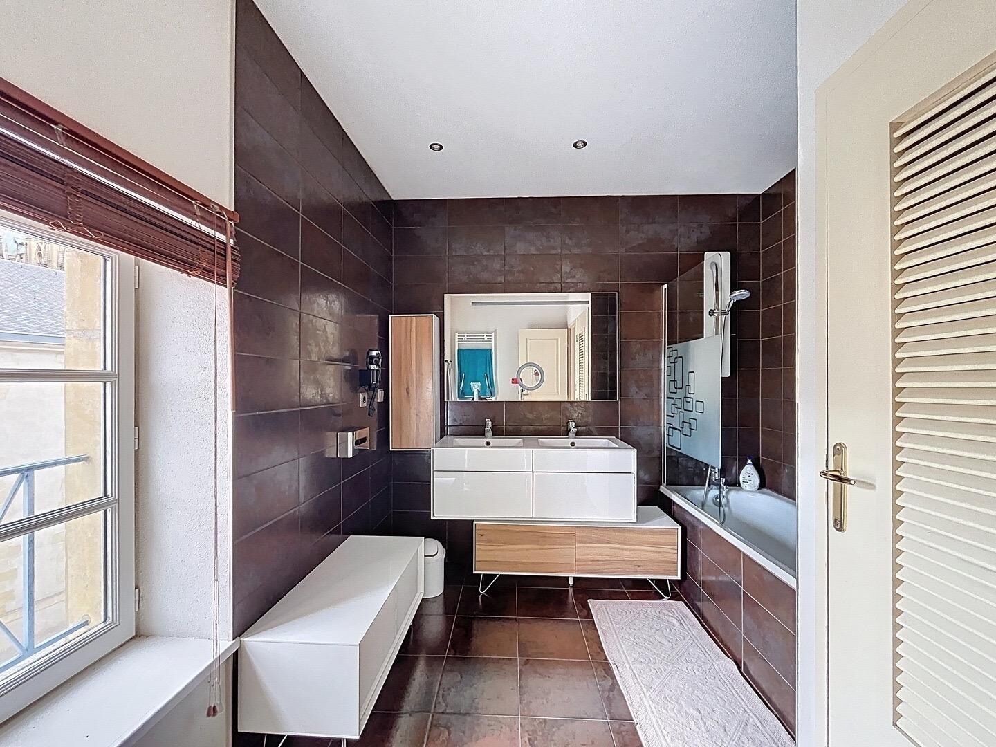 Secadora de cabello, toallas, jabón, papel de baño 