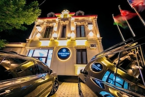 A hotel entrance with a sign reading 'Central Hotel Trust.' - Centrum Hotel Tashkent (Tashkent)