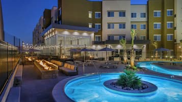 Una piscina al aire libre, cabañas de piscina gratuitas, sombrillas