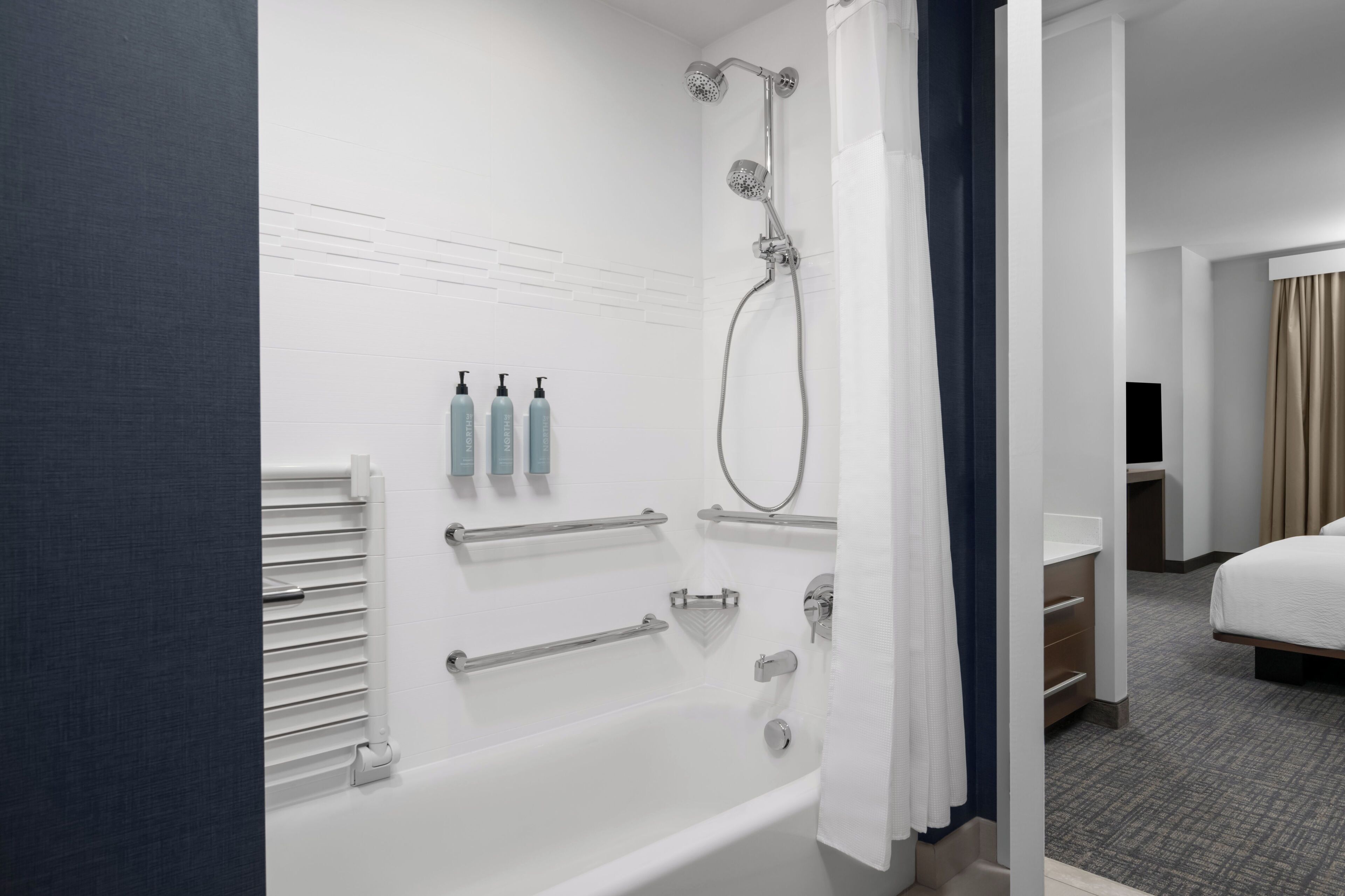 Hydromassage showerhead, free toiletries, hair dryer, towels