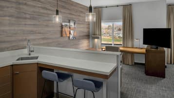 Studio, 1 kingsize-seng med sovesofa | Oppholdsrom | En 55-tommers Flatskjerm-TV med digitale kanaler samt Netflix og Hulu