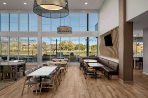 Café da manhã com buffet grátis todos os dias
