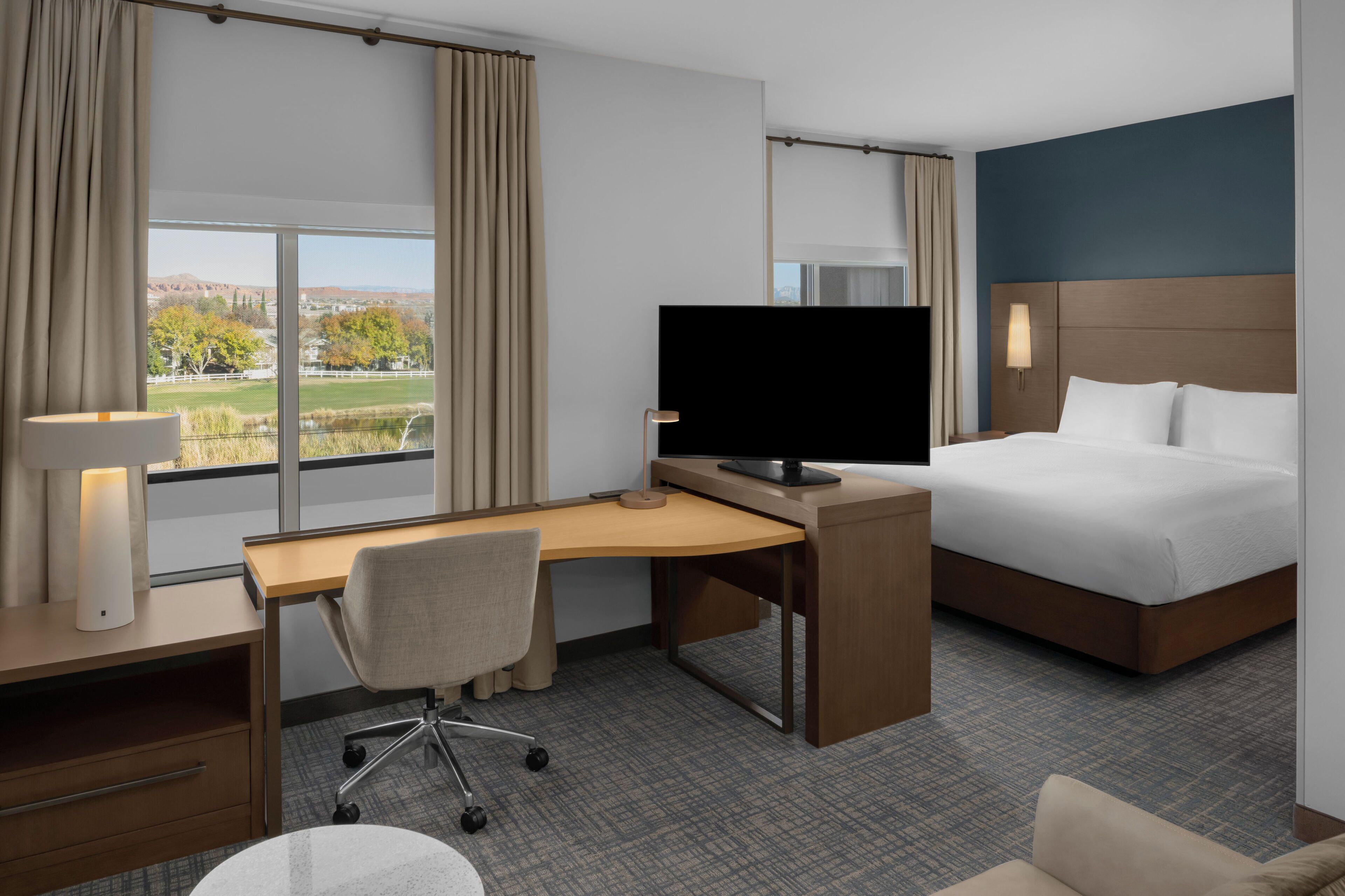 Hydromassage showerhead, free toiletries, hair dryer, towels