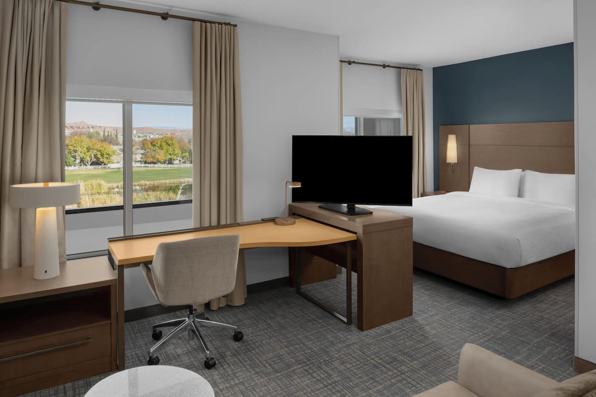 Hydromassage showerhead, free toiletries, hair dryer, towels