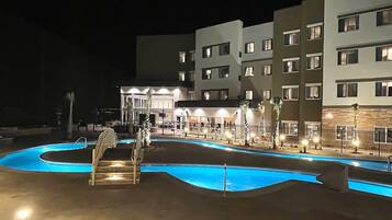 Útilaug, opið kl. 06:00 til kl. 23:00, ókeypis strandskálar, sólhlífar