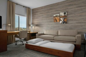 أغطية فراش متميزة ومكتب ومساحة عمل للكمبيوتر المحمول وستائر تعتيم