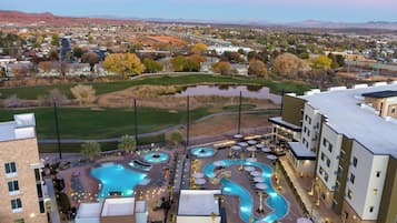 Utomhuspool, öppet 06.00 till 23.00, gratis cabanor och parasoller