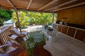 Outdoor dining - Hotel and restaurant in Bequia (Bequia)