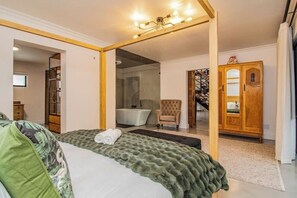 Desk, iron/ironing board, travel crib, free WiFi - The Otters Oarsman / Stanford Riverside Retreat (Stanford)