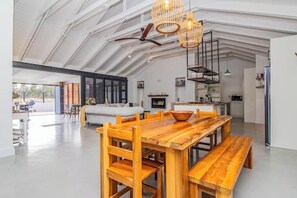 Interior - The Otters Oarsman / Stanford Riverside Retreat (Stanford)