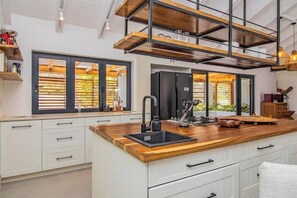 Fridge, microwave, oven, stovetop - The Otters Oarsman / Stanford Riverside Retreat (Stanford)