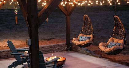 Luxe Escape: Walk to Main St, Hot Tub, Spa Bath