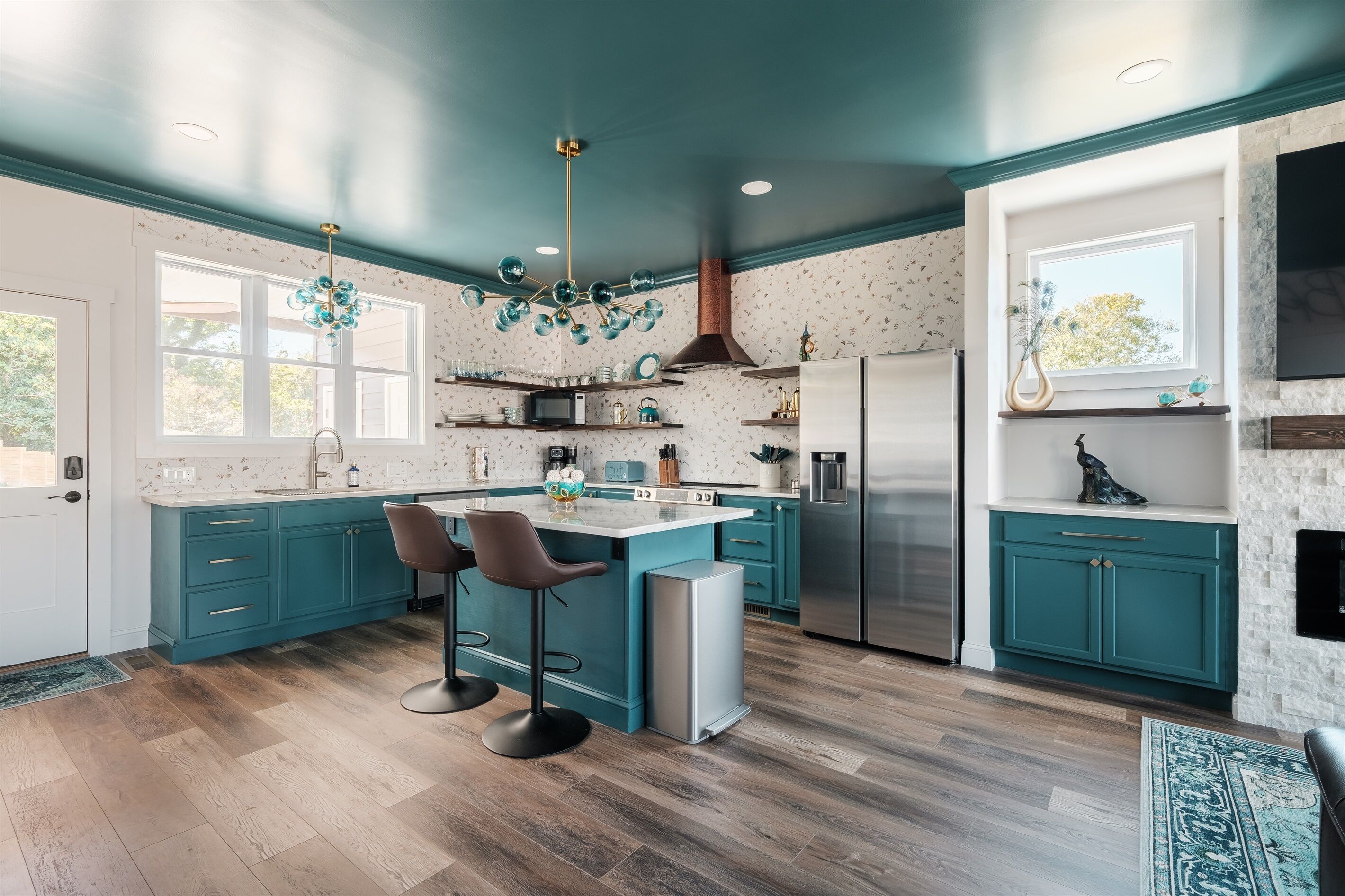 Refrigerador, microondas, horno y parrilla de estufa 