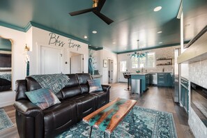 Una Smart TV, una chimenea, libros