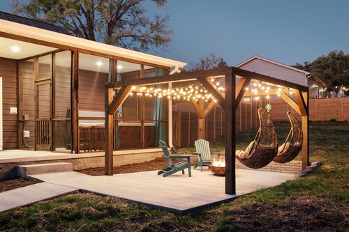 Luxe Escape:  Walk to Main St, Hot Tub, Spa Bath