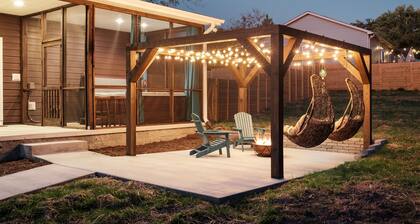 Luxe Escape: Walk to Main St, Hot Tub, Spa Bath
