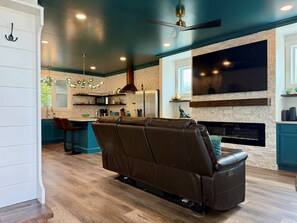 Smart TV, chimenea, libros