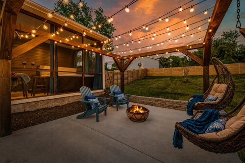 Extraordinary for Two | Stroll to Main St, Spa Shower, Soaking Tub, Hot Tub