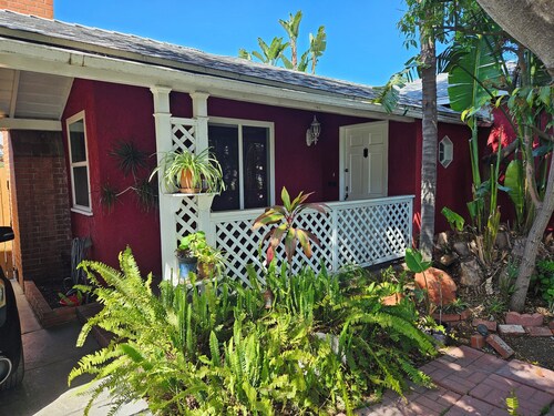 Charming Urban Oasis 3-bedroom cottage in Long Beach