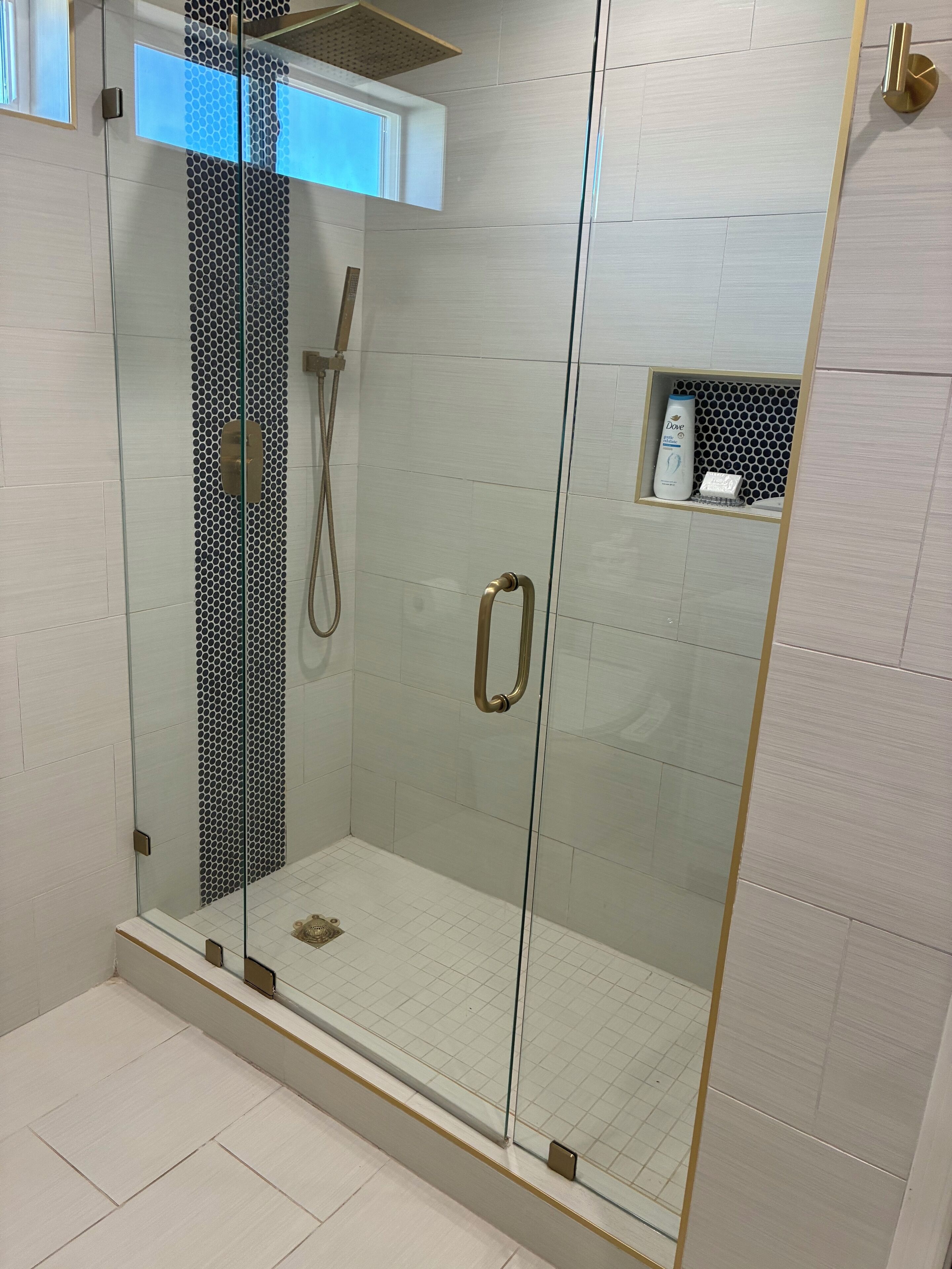 Douche, sèche-cheveux, bidet, serviettes fournies