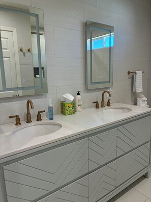 Shower, hair dryer, bidet, towels - Charming 1-bedroon Guest House (Phoenix)