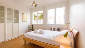 Een strijkplank/strijkijzer, reisbedje, gratis wifi, beddengoed