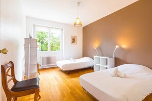 4 habitaciones, escritorio, tabla de planchar con plancha y internet 