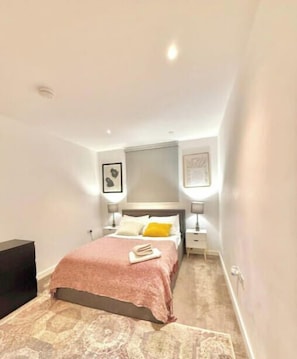 1 slaapkamer, een strijkplank/strijkijzer, wifi, beddengoed