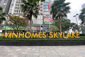 Un senyal per Vinhomes Skylake amb un edifici modern de fons.