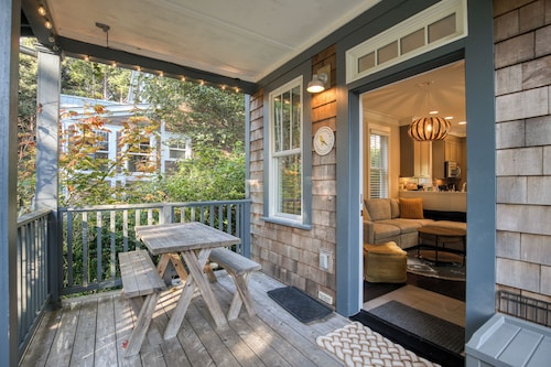 Family & Pet Friendly Seabrook Cottage, Trail Access, Forest View