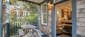 Family & Pet Friendly Seabrook Cottage, Trail Access, Forest View