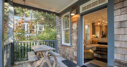 Family & Pet Friendly Seabrook Cottage, Trail Access, Forest View