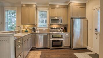 Køleskab, mikrobølgeovn, ovn, kogeplade