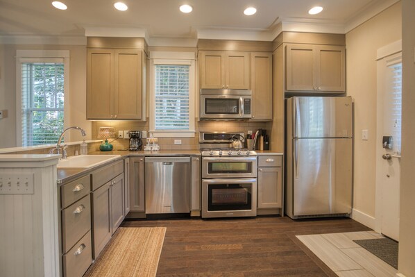 Fridge, microwave, oven, stovetop - Family & Pet Friendly Seabrook Cottage, Trail Access, Forest View (Pacific Beach)