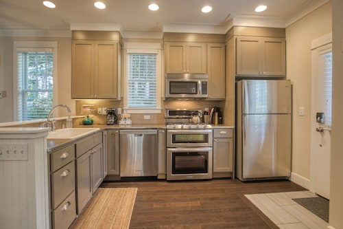 Family & Pet Friendly Seabrook Cottage, Trail Access, Forest View