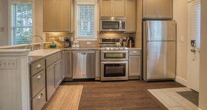 Family & Pet Friendly Seabrook Cottage, Trail Access, Forest View