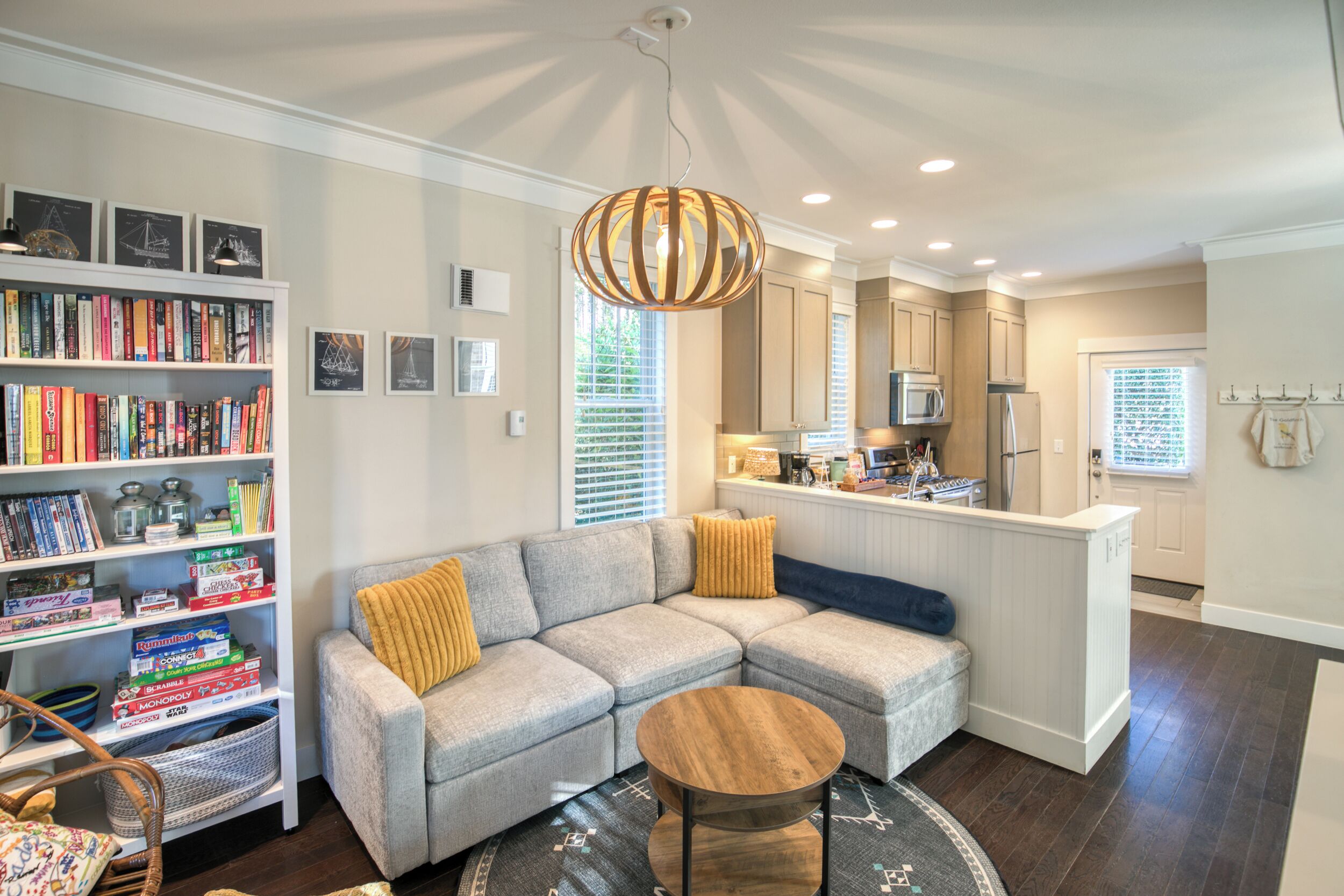 Smart-tv, pejs, dvd-afspiller, bøger