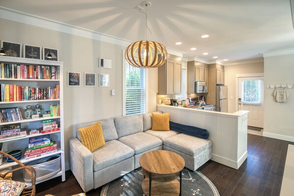 Smart-TV, Kamin, DVD-Player, Bücher