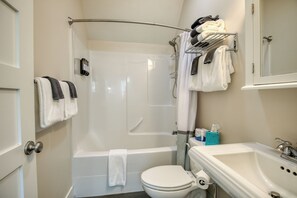 Sèche-cheveux, serviettes fournies, savon, shampoing