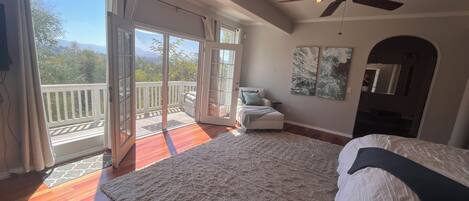 5 عدّة غرف نوم ومكواة/لوح كي وخدمة الإنترنت وملاءات أسرّة