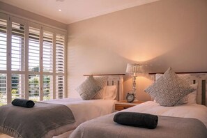 Iron/ironing board, WiFi, bed sheets - Solar-Powered Oceanview Retreat- 131 Cormorant (Gansbaai)