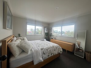 3 bedrooms, iron/ironing board, WiFi, bed sheets - Papamoa beach house with pool and indoor outdoor living (Tauranga)