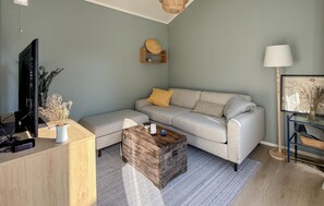 TV - 2 bedroom beautiful home in Gressvik (Gressvik)